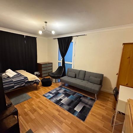 לונדון Huge And Affordable 3 Bedroom Flat In Hammersmith For 7 People With Welcome Breakfast מראה חיצוני תמונה