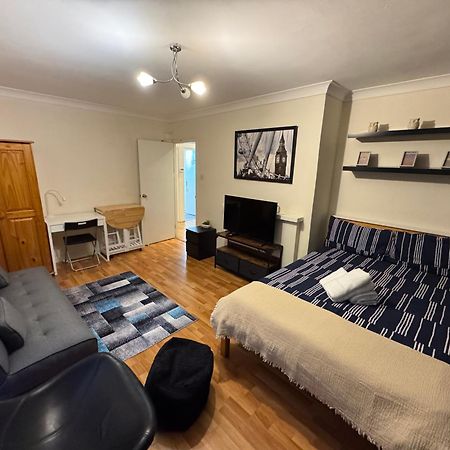 לונדון Huge And Affordable 3 Bedroom Flat In Hammersmith For 7 People With Welcome Breakfast מראה חיצוני תמונה
