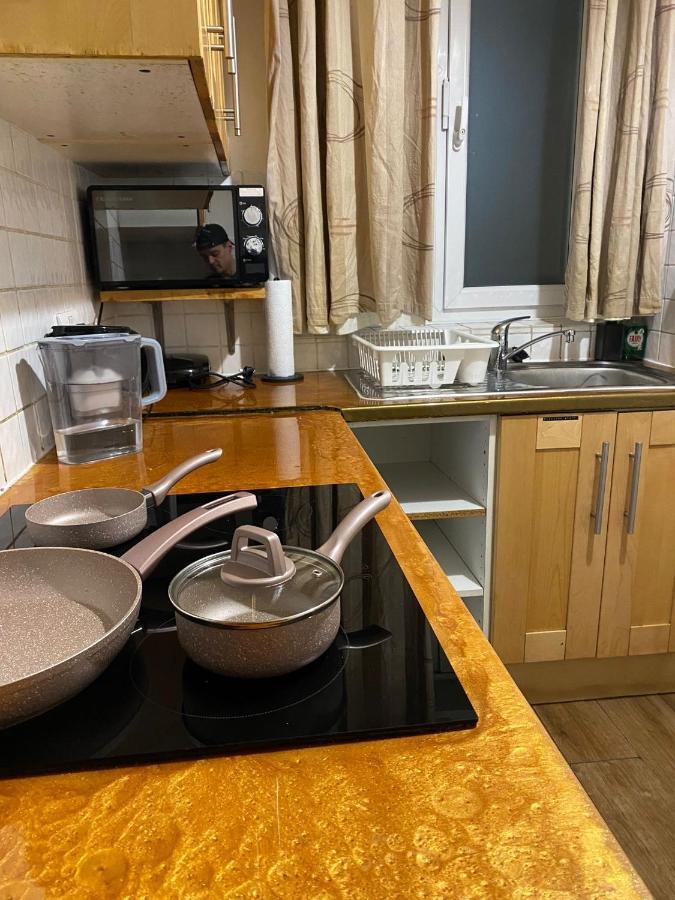 לונדון Huge And Affordable 3 Bedroom Flat In Hammersmith For 7 People With Welcome Breakfast מראה חיצוני תמונה