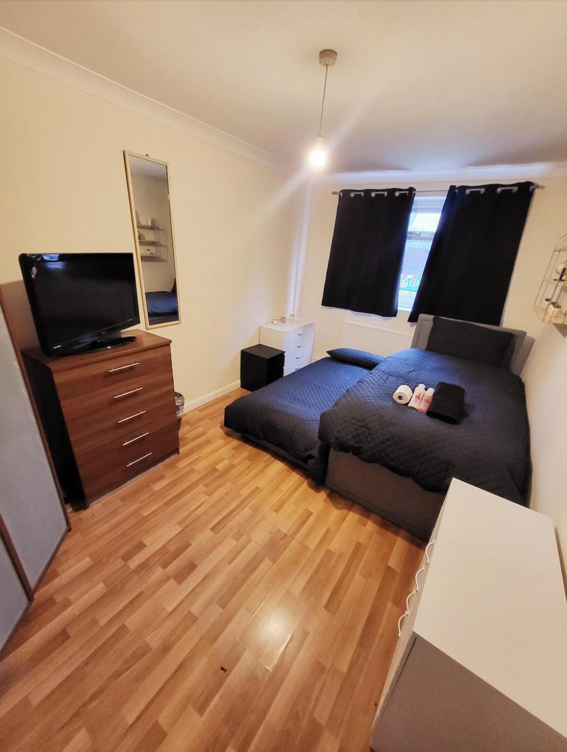 לונדון Huge And Affordable 3 Bedroom Flat In Hammersmith For 7 People With Welcome Breakfast מראה חיצוני תמונה