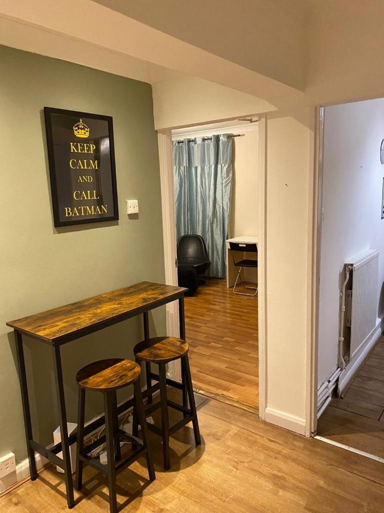 לונדון Huge And Affordable 3 Bedroom Flat In Hammersmith For 7 People With Welcome Breakfast מראה חיצוני תמונה