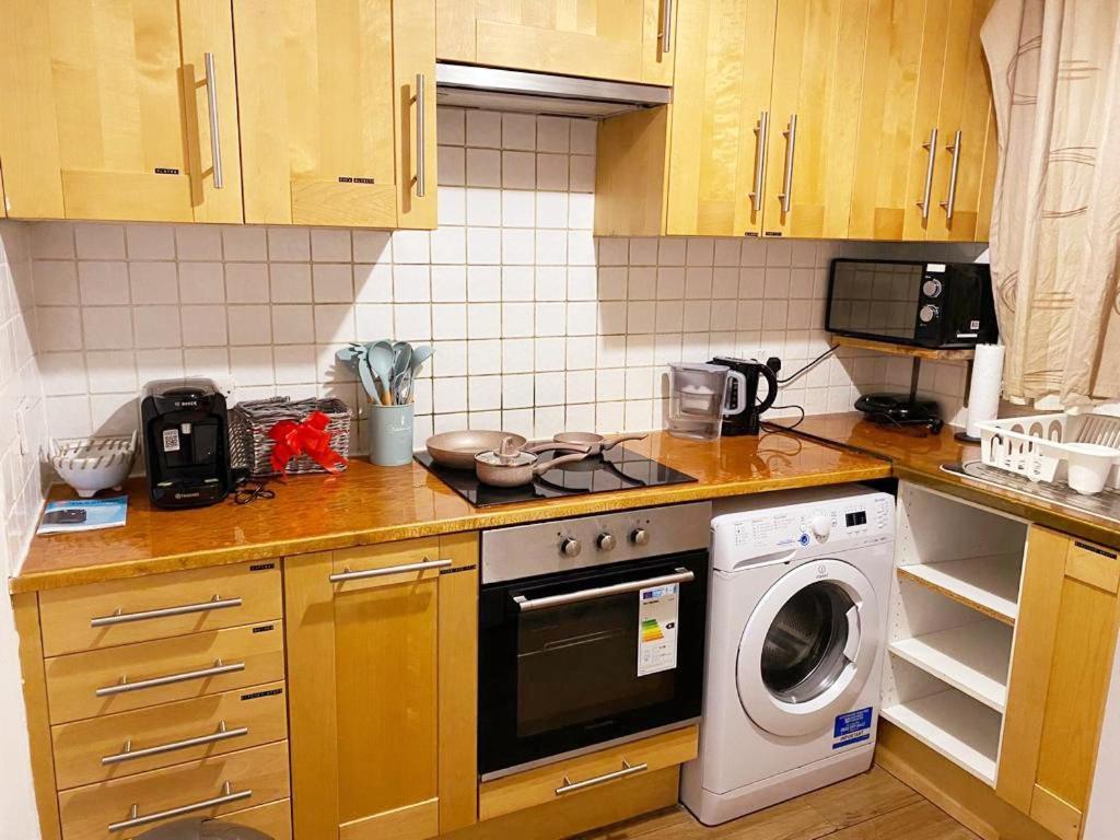 לונדון Huge And Affordable 3 Bedroom Flat In Hammersmith For 7 People With Welcome Breakfast מראה חיצוני תמונה
