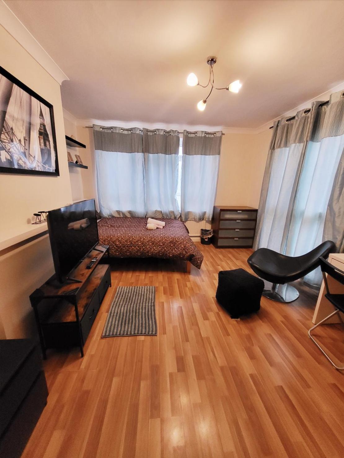 לונדון Huge And Affordable 3 Bedroom Flat In Hammersmith For 7 People With Welcome Breakfast מראה חיצוני תמונה