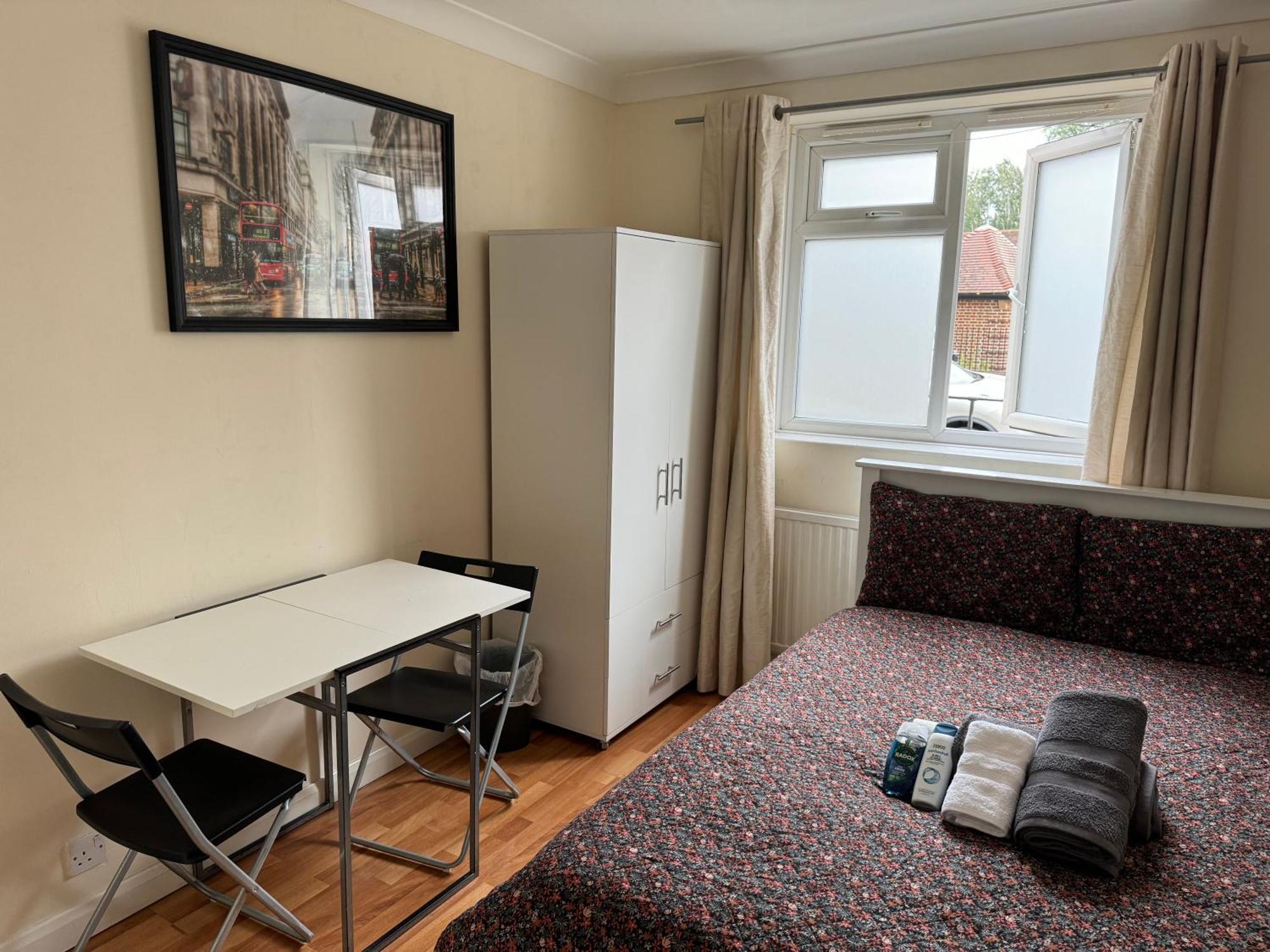 לונדון Huge And Affordable 3 Bedroom Flat In Hammersmith For 7 People With Welcome Breakfast מראה חיצוני תמונה