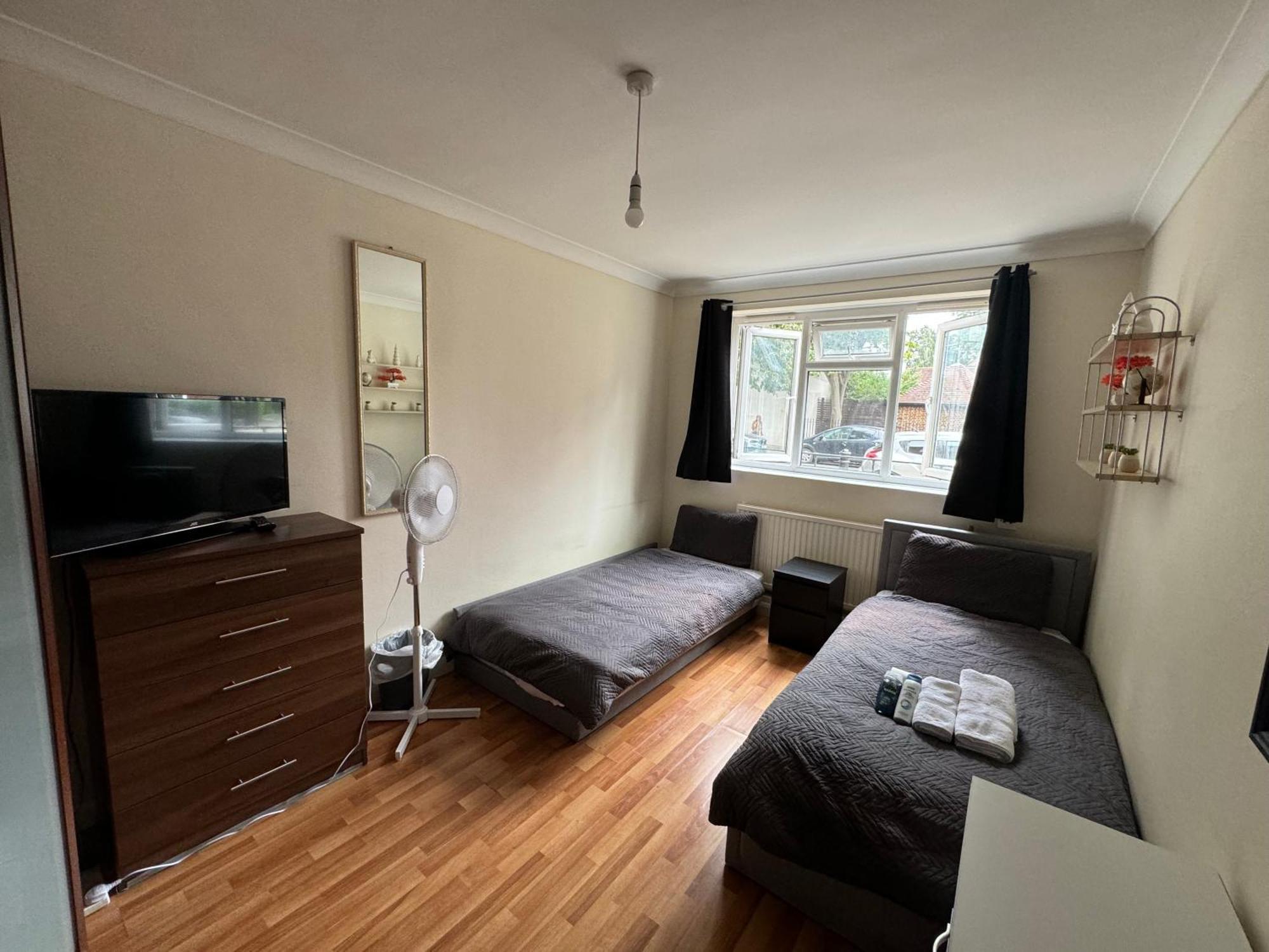 לונדון Huge And Affordable 3 Bedroom Flat In Hammersmith For 7 People With Welcome Breakfast מראה חיצוני תמונה