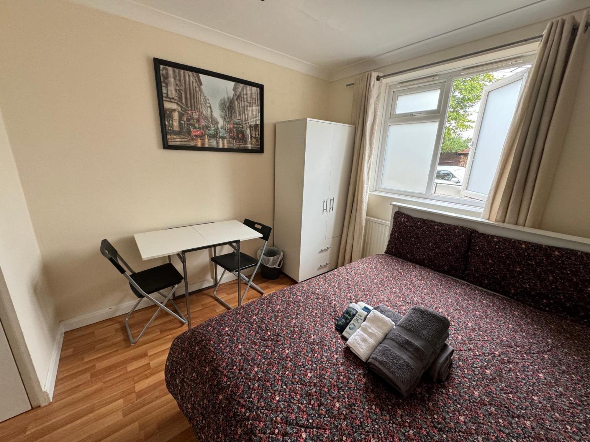 לונדון Huge And Affordable 3 Bedroom Flat In Hammersmith For 7 People With Welcome Breakfast מראה חיצוני תמונה
