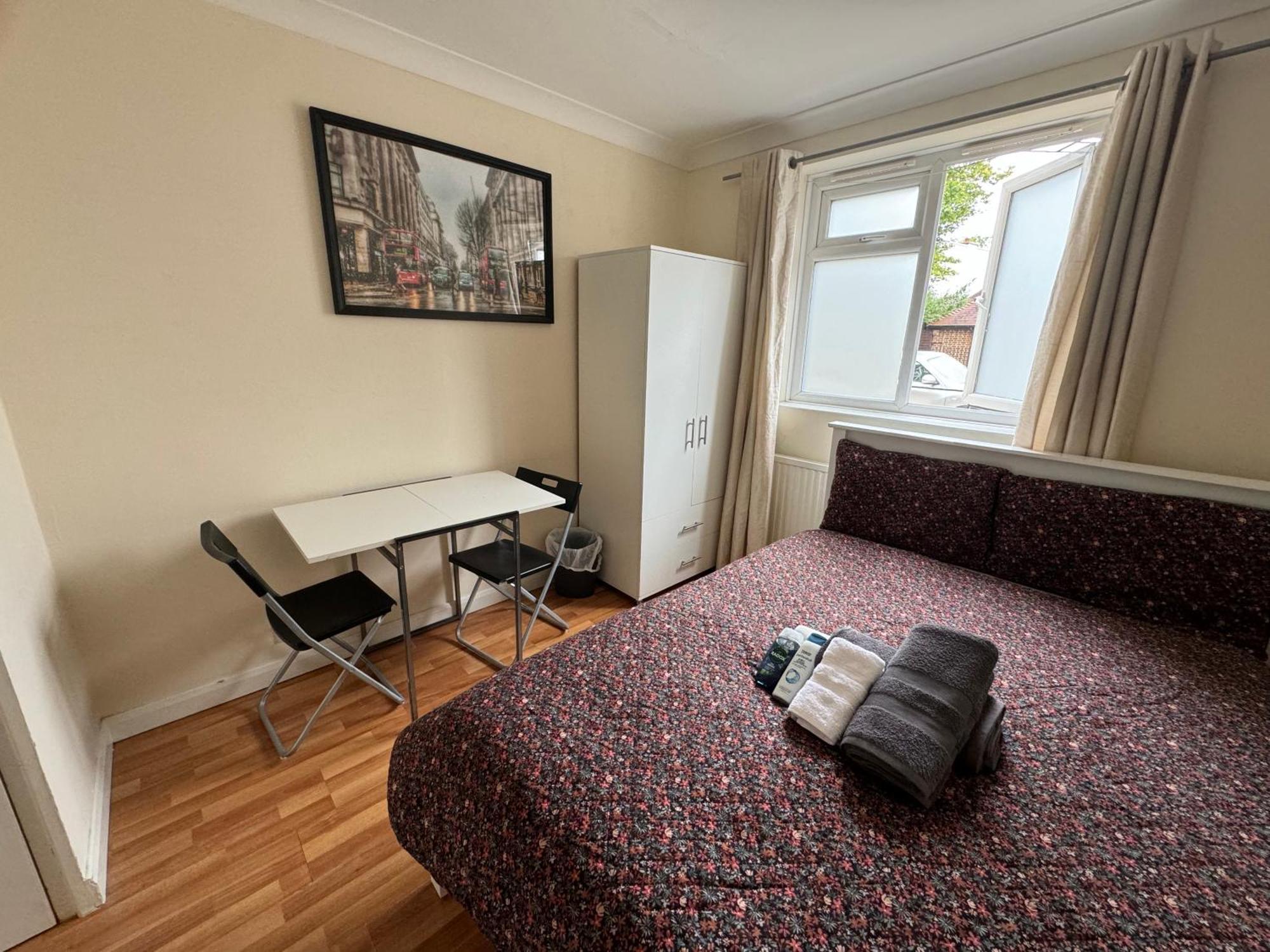 לונדון Huge And Affordable 3 Bedroom Flat In Hammersmith For 7 People With Welcome Breakfast מראה חיצוני תמונה