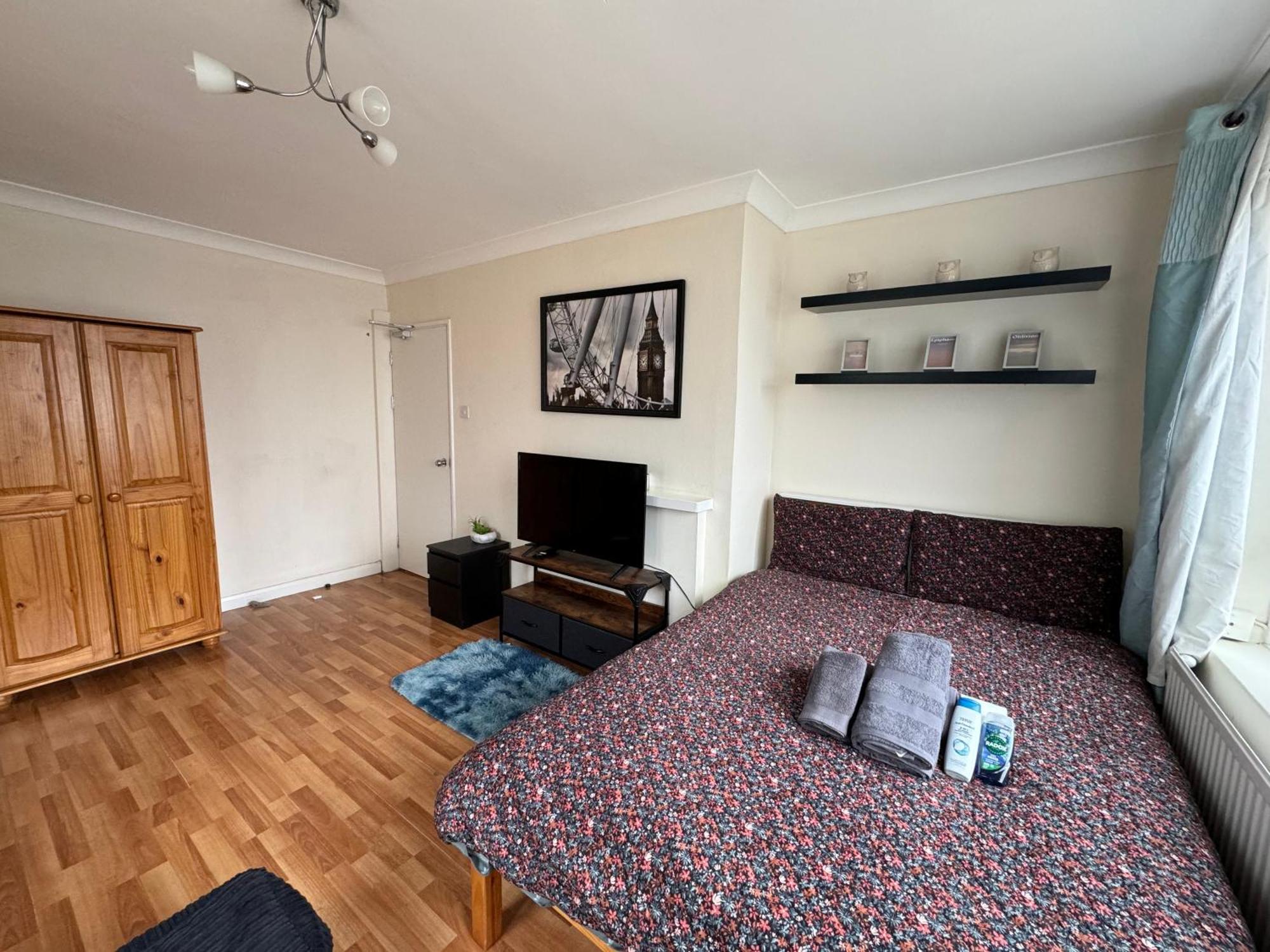 לונדון Huge And Affordable 3 Bedroom Flat In Hammersmith For 7 People With Welcome Breakfast מראה חיצוני תמונה