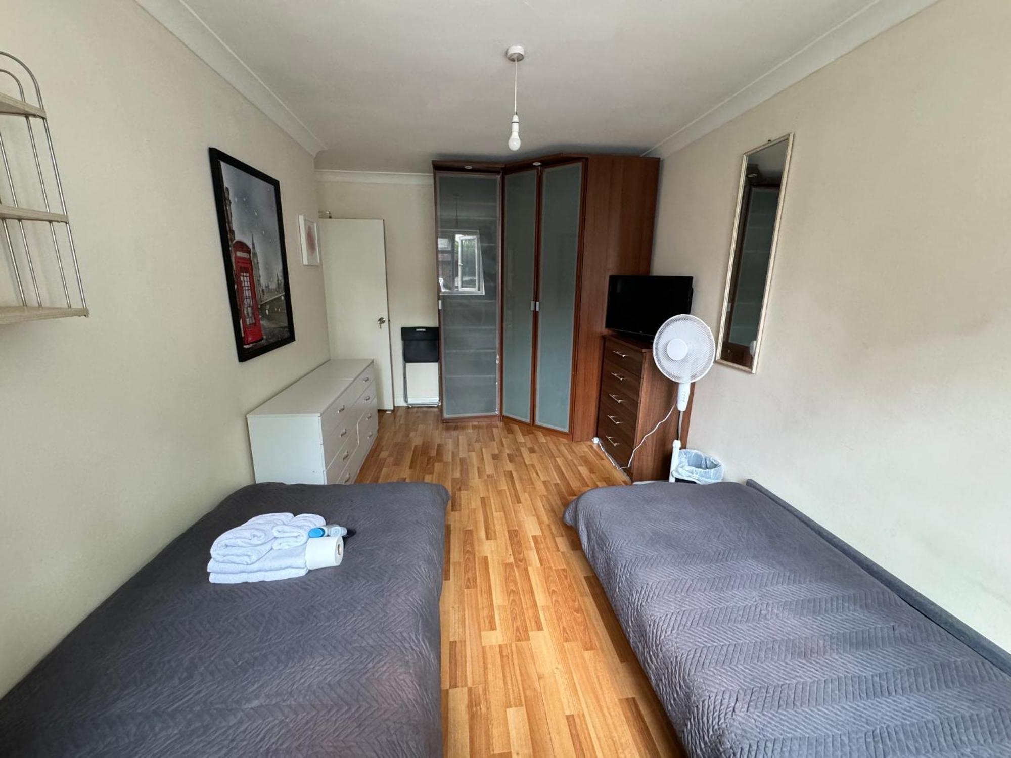 לונדון Huge And Affordable 3 Bedroom Flat In Hammersmith For 7 People With Welcome Breakfast מראה חיצוני תמונה